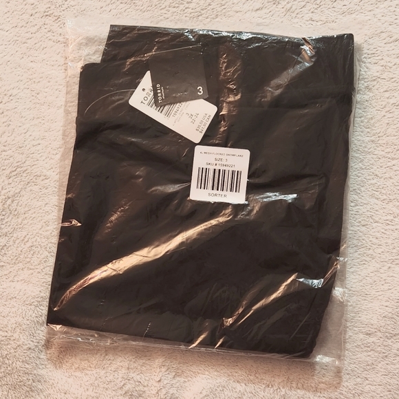 ❤️NWT TORRID LEGGING MESH SNOWFLAKE BLACK PREMIUM LEGGING - PLUS SIZE - Picture 3 of 9